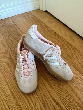 Women’s Light Pink Adidas Gazelle